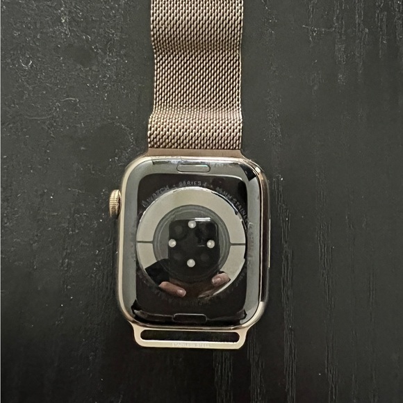 Apple Watch Series 45 mm in Stainless Steel Gold with Milanese Loop -Version - Picture 3 of 4